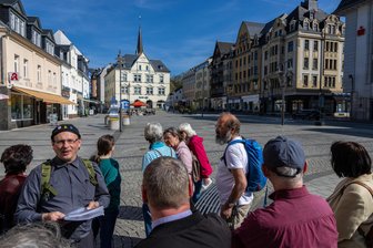 Auf den Spuren jüdischen Lebens in Aue: Von Geschäftshäusern und Stolpersteinen - Mike Weller (vorn links) hat den Rundgang zu jüdischem Leben in Aue gemeinsam mit Stadtchronist Heinz Poller geführt.
