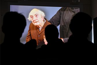 Auf den Spuren Stefan Heyms – wie Jugendliche das Leben des Chemnitzer Schriftstellers erforschen - Für den Film „Heymkehr“ lieh das Chemnitzer Puppentheater der Amateurtheatergruppe die Stefan-Heym-Puppe. Der Schriftsteller sollte im Film möglichst selbst zu Wort kommen.