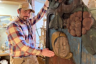 Auf den Spuren verschwundener Kunst im Erzgebirge: Junger Schnitzer rettet Werk eines Altmeisters - Johannes Düring in seinem Atelier in Schneeberg mit einem Fragment einer der beiden aus Schwarzenberg stammenden Richter-Kauen.