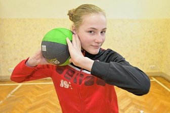 Auf den Spuren von Christina Schwanitz - Wenn das Training mit der Kugel nicht möglich ist, muss der gute alte Medizinball herhalten. 