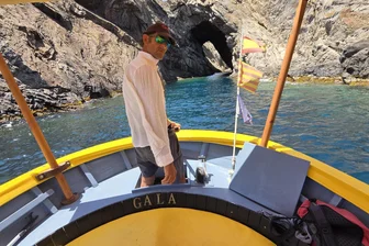 Auf den Spuren von Dalí an der Costa Brava - Mit Kapitän Jordi auf Küstentour. Das gelbe Boot - benannt nach Dalís Frau Gala - hat Dalí einem seiner Mitarbeiter zum 65. Geburtstag geschenkt. Dessen Tochter vermietet es.