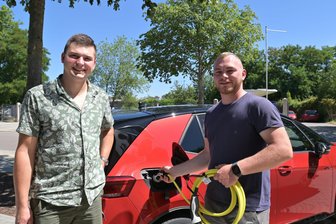 Auf den Spuren von „Go Trabi Go“: Junge Sachsen fahren mit ID.3 nach Neapel und zurück - Auf ihrem Weg nach Italien werden Timo Binge (links) und Jim Schwarz auch auf Lademöglichkeiten achten.