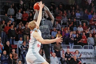 Auf den Spuren von Isiaha Mike: Kanadier dreht bei den Niners Chemnitz auf - Sprunggewaltig: Niners-Spieler Aher Uguak setzt sich im Duell mit Bambergs Nationalspieler Christian Sengfelder durch.