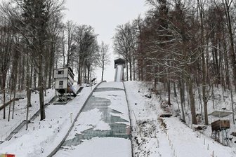 Auf den Spuren von Jens Weißflog: Bau von Jugendschanzen in Pöhla rückt näher - Blick auf den Schanzenkomplex in Pöhla. Der SV Fortuna plant den Ersatzneubau von zwei Kinder- und Jugendschanzen, aus Richtung Auslauf gesehen rechts vom Aufsprunghang der großen Pöhlbachschanze.