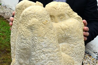 Auf den Spuren von Johannes Schilling: Bildhauer verwandeln in Mittweida Sandstein in Kunst - Dieses Objekt schuf Rolf Büttner 2018 zum Symposium. Er hat nun die künstlerische Leitung inne.