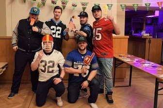 Auf den Spuren von Mahomes - Einige der Erzgebirge Miners hatten sich für ihre Super-Bowl-Party in Bärenstein extra in Schale geworfen. So trugen beispielsweise Florian Wolf, Tobias Melzer, Dominic Oertel, Thomas Richter (hinten von links), Richard Voigt und Robin Wagner (vorn von links) Trikots beziehungsweise Caps ihrer Lieblingsteams. 