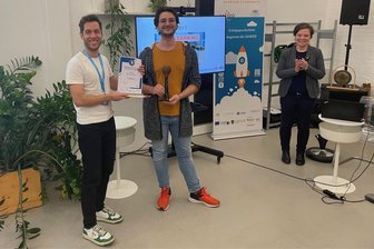 Auf den Spuren von Staffbase: Zehn Teams in der Chemnitzer „Höhle der Löwen“ - Staffbase-Gründer Martin Böhringer (links) und der Drittplatzierte des Ideenwettstreits Jacob Meinhold. Er will mit Künstlicher Intelligenz Lernangebote und damit eine Lösung für den Stundenausfall an Schulen schaffen.