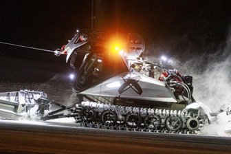 Auf den Winterferien ruhen am Fichtelberg große Hoffnungen - Abend für Abend geben die Oberwiesenthaler mit schwerem Gerät alles, damit die Gäste am nächsten Tag auf den Pisten die bestmöglichen Bedingungen vorfinden. 