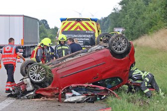 Auf der A 4 bei Glauchau: Auto landet auf Dach – Feuerwehr kritisiert Rettungsgasse - Auf der A 4 bei Glauchau ist ein Auto auf dem Dach gelandet.