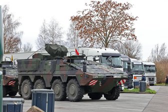 Auf der A 4 bei Glauchau: Bundeswehr-Radpanzer sorgt am Mittwoch für Polizeieinsatz - Der Radpanzer stand am Mittwoch auf dem Parkplatz „Angerberg“ zwischen Glauchau-West und Glauchau-Ost.