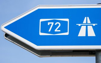 Auf der Autobahn: Gefahrgut-Transporter fährt Schlangenlinien -