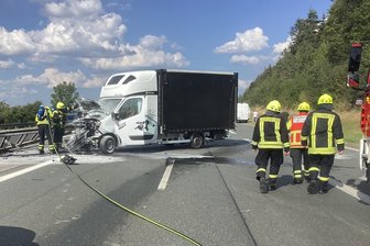 Auf der Autobahn im Vogtland: Transporter fängt nach Kollision Feuer - Schnelles Löschen durch die Kameraden der Freiwilligen Feuerwehr Oelsnitz verhinderte Schlimmeres. Ein Renault-Kleinlaster (hinten) fing Feuer, nachdem er auf einen Bus aufgefahren war.