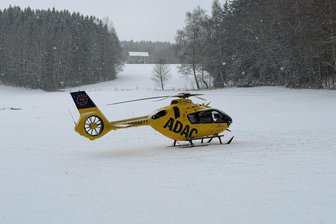 Auf der B 169 im Vogtland: Laster rutscht in S-Kurve in den Seitengraben - Rettungshubschrauber im Einsatz - Landung auf veschneitem Feld: Der Rettungshubschrauber kam am Mittwoch dem in den Graben gerutschten Lkw-Fahrer zu Hilfe, der laut Polizei zum Glück nur leichter verletzt wurde.