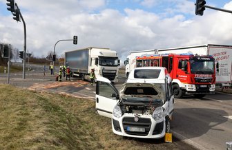 Auf der B 173: Pkw kollidiert mit Lkw - Alkohol läuft aus - Zu einem Zusammenstoß zwischen einem Fiat und einem Lkw vom Typ DAF ist es am Dienstagmittag auf der B 173 gekommen.