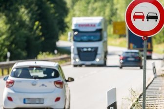 Auf der B 174 darf teilweise nicht überholt werden - Auf der B 174 zwischen Marienberg und Reitzenhain darf derzeit nicht überholt werden. Grund hierfür sind Schäden an der Mittelnaht. 