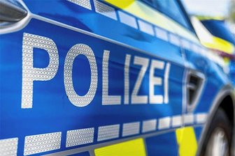 Auf der B 95 in Schönfeld: Polizei findet Drogen bei Kontrolle in Linienbus - Mehrere Personen wurden kontrolliert.