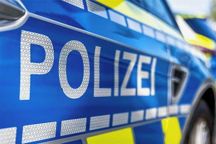 Auf der B 95 in Schönfeld: Polizei findet Drogen bei Kontrolle in Linienbus - Mehrere Personen wurden kontrolliert. 