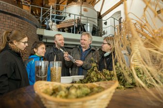Auf der Bierroute von Sachsen nach Böhmen - Trinken und Fachsimpeln über Hopfen und Malz: Besucher im Brauereimuseum Rechenberg, einer Station der künftigen Bierroute.