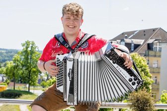 Auf der Bühne mit den Kastelruther Spatzen - Moritz Aichner mit seiner steirischen Harmonika. Am Samstag tritt er im Parktheater auf. 