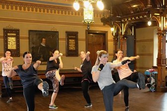 Auf der Burg Mylau gibt's jetzt Sport - Kickboxen für Anfänger unter dem Titel "Taffes Rittergefecht": Trainerin Stephanie Krohn (vorn) mit den Teilnehmern im Ratssaal. 