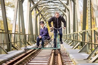 Auf der Draisine durch das Chemnitztal: Wie schwer ist das? - Redakteur Christian Mathea chauffiert Nachwuchs-Eisenbahner Vincent Ludwig auf einer Fahrrad-Draisine durch das Chemnitztal.