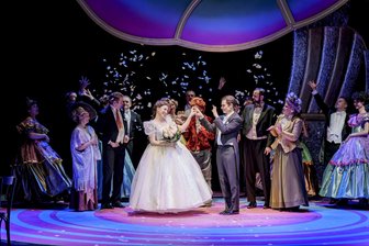 Auf der Erfolgswelle: Annaberger Theater holt sich vierten Operetten-Frosch - Für die Operette „Das Walzerparadies" erhält das Winterstein-Theater seinen vierten Operetten-Frosch.