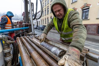 Auf der Göltzschtalstraße in Auerbach rattern die Bohrer: Das steckt dahinter - Testbohrungen auf der Göltzschtalstraße: Andreas Bergner (links) und Ronny Kohl bestücken einen Bohrer.
