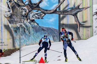 Auf der Jagd nach dem Besten - Philipp Nawrath (rechts) verfolgt in der Oberhofer Loipe Johannes Thingnes Bö aus Norwegen. 
