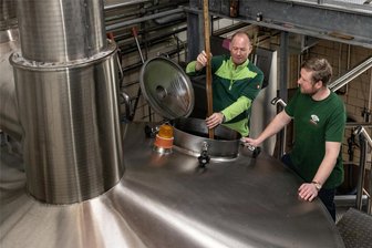 Auf der Kippe: Wie geht es mit der Privatbrauerei Specht weiter? - Die Zukunft der Privatbrauerei Specht in Ehrenfriedersdorf, im Bild Firmenchef Axel Specht (l.) und Brauer Nick Morgenstern, stand einige Monate mehr als nur auf der Kippe. Und es waren nicht die fehlenden Aufträge oder die gestiegenen Kosten, die Axel Specht ins Grübeln kommen ließen.