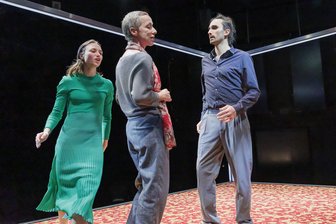 Estelle (Johanna Franke, links), Ines (Ute Menzel) und Philipp Andriotis liefern sich in "Geschlossene Gesellschaft" auf der Kleinen Bühne des Vogtlandtheaters in Plauen einen heftigen Dreikampf.