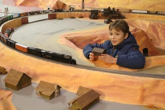 Auf der Modellbahnanlage in Hohenfichte geht es rund: Ein US-Loop im Erzgebirge - Richard Hüttinger (Foto) mitten in der texanischen Landschaft der Modellbahnanlage in Hohenfichte mit dem neuen US-Loop.