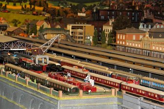 Auf der Modellbahnanlage in Hohenfichte wird der Feiertagsfahrplan eingehalten - Auf der Modellbahnanlage in einem Gebäude der ehemaligen Baumwollspinnerei des Leubsdorfer Ortsteils Hohenfichte bewegen sich mehr als 200 Züge.