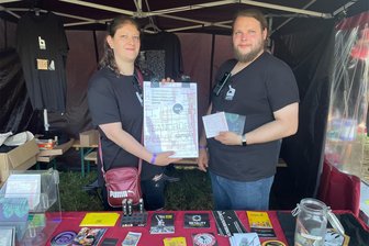 Auf der Musikmeile gibt es Chemnitzer Sound auch zum Mitnehmen - Marika Mühlpfort-Groh und Markus Schwalbe vom Bandbüro präsentieren an ihrem Stand Sampler mit aktueller Musik aus Chemnitz.