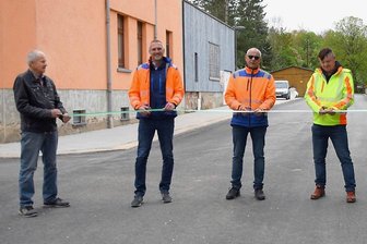 Auf der Netzschkauer Georg-Herwegh-Straße rollt wieder der Verkehr - Die Georg-Herwegh Straße wurde wieder freigegeben. Foto: Petra Steps