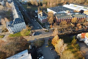 Auf der Schiene bis zum Chemnitzer Zeisigwald: Ende 2031 soll die neue Straßenbahn fahren - Die Kurve von der Heinrich-Schütz-Straße (gerade von hinten) nach rechts in die Zeisigwaldstraße muss die Straßenbahn meistern.