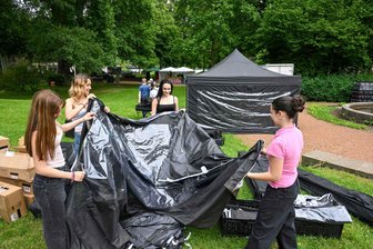 Auf der Schloßteichinsel Chemnitz: Was das Festival „Fuego a la isla“ dieses Jahr bietet - Viele ehrenamtliche Helfer sind am Aufbau für das Festival „Fuego a la isla“ beteiligt.