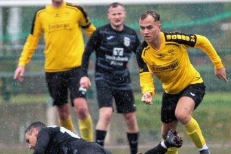 Auf der Schmalspur zum Sieg - Schoss gegen Pirna den Treffer des Tages: Lukas Erler (r.) netzte nach der Vorlage von Kapitän Kevin Budach (l.) ein, der als Ersatz für den gelbgesperrten Julius Christopher Otto die Mannschaft anführte.