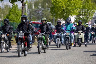 Auf der Simson Film ansehen: Erstes Moped-Kino im Vogtland startet am Freitag - Die Premiere des Freiluftkinos richtet sich an junge Mopedfahrer.