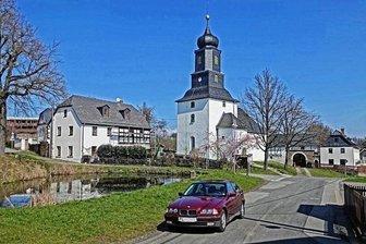 Auf der Spur der Alten Salzstraße im Vogtland - Die "Alte Salzstraße" führt in Steinsdorf oberhalb der Kirche entlang. 