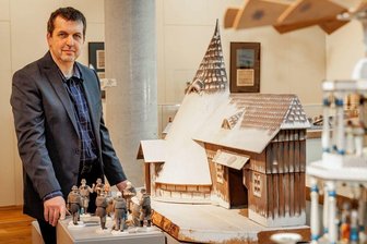 Auf der Spur einer lange verschollenen Bergparade aus dem Erzgebirge - Leiter Martin Straßburger zeigt einen der neu erworbenen Schätze der Städtischen Museen: eine bergmännische Krippe mit Göpel und Treibehaus. 