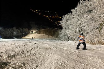 Auf der steilsten Skipiste des Erzgebirges - Da schlottern die Knie: Auf dem Slalomhang am Stürmer.
