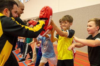 „Auf der Straße hast du nichts, nur dich selbst“: Was Kinder beim Selbstverteidigungskurs in Bobritzsch lernen - Beim Selbstverteidigungskurs lernen Kinder, wie sie sich verteidigen müssen, wenn sie von einem Erwachsenen angegriffen werden. Den Angreifer spielt Silvio Friedrich vom BSV.