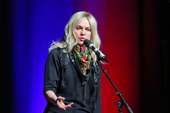 Auf der Suche nach dem neuen Ex-Mann: Liza Kos entfacht Zungenbrecher-Flashmob im ausverkauften Gasometer - Liza Kos (44) als Swetlana Kalaschnikowa auf der Suche nach einem „neuen Ex-Mann“ in Zwickau.