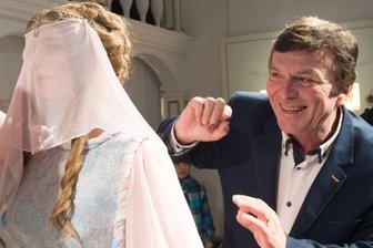 Auf der Suche nach der goldenen Zeit - Neben vielen Stars der internationalen Märchenfilmszene kommt unter anderem Pavel Travnicek, der Prinz aus "Drei Haselnüsse für Aschenbrödel", zum Filmfestival Fabulix. Und auch die Originalkostüme aus dem Märchenfilm sowie aus anderen Produktionen werden in Annaberg-Buchholz während des Festivals ausgestellt.