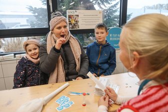 Auf der Suche nach der Nadel im Heuhaufen: Wie viele Chemnitzer Stammzellspender für Bruno werden wollen - Sissy Rudelt ist mit den Kindern Lena (7) und Mateo (8) zur Typisierungsaktion gekommen.