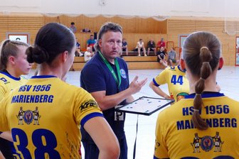 Auf der Suche nach der Unbekümmertheit: Marienbergs Oberliga-Handballerinnen vor wichtigem Auswärtsspiel - HSV-Trainer Chris Tippmann muss mit seinem Team mehrere Ausfälle kompensieren.