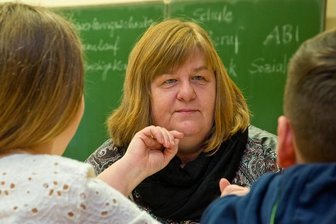 Praxisberaterin Elke Rössel mit Schülern der 7. Klasse in der Goethe-Oberschule in Breitenbrunn.