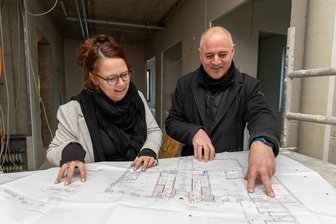 Auf der Suche nach einem Café-Betreiber in Ellefeld: Welche kuriose Idee jetzt zum Erfolg führen soll - Die Gemeindeverwaltung Ellefeld um Heike Strauch-Laschewski und Bürgermeister Jörg Kerber eröffnen ein Baustellencafé im „H34“.
