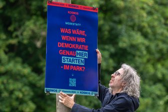 Auf der Suche nach einer Basis fürs Kosmos-Festival in Chemnitz: Warum nicht mal mit richtiger Demokratie? - Daniel Dost von den „Buntmacher:innen“ beim Plakataufhängen: Die Macher nicht einfach machen lassen!