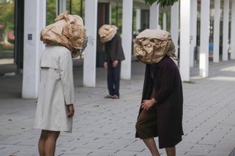 Auf der Suche nach Karl Marx' Körper - Suchen sie was? Oder wollen sie einfach nur irritieren? Gemeinsam mit dem Chemnitzer Verein Taupunkt führte das Künstlerkollektiv Theater Continuo aus Südböhmen am Montag eine Flashmob-ähnliche Performance auf dem Rosenhof auf.